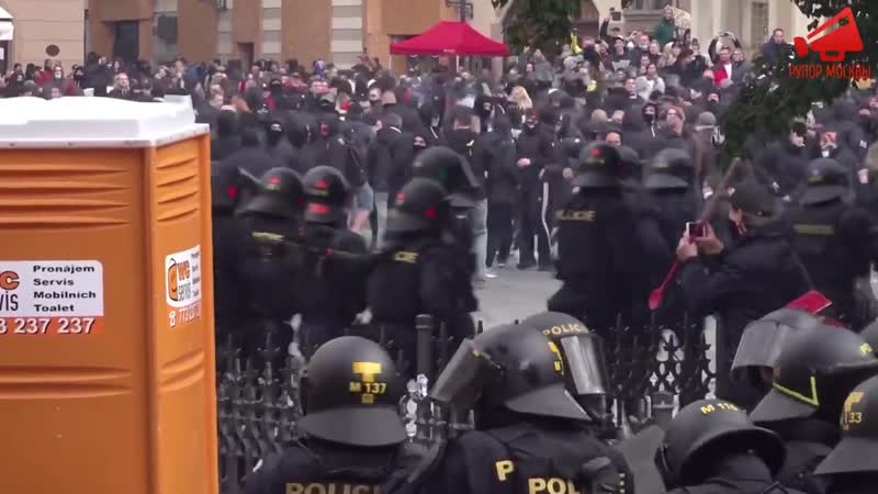 (18+) чехия столкновения между полицией и спортивными болельщиками, протестующими против мер covid {18 10 2020}