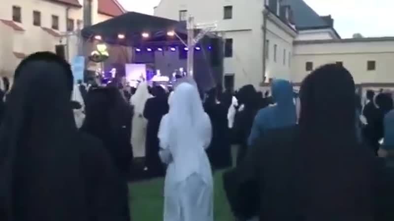 Монашка танцует!!! это господь господь!!! монашка тик ток!!! mp4