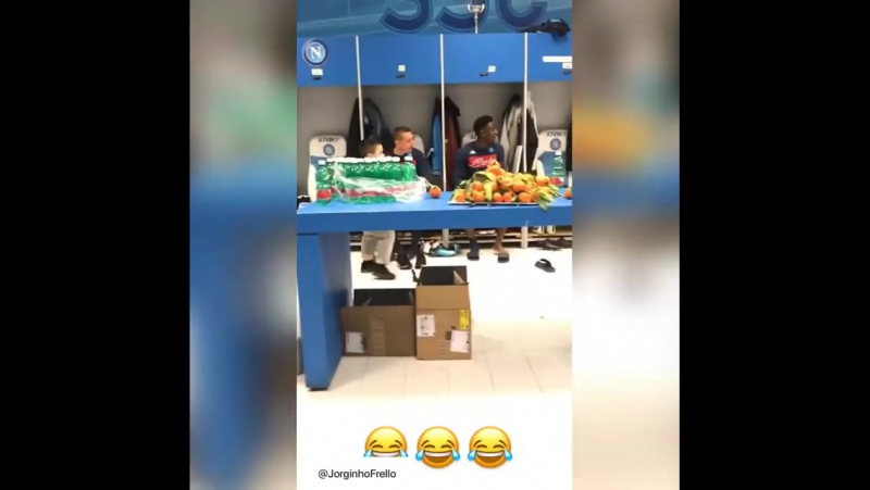 Юный болельщик в раздевалке наполи