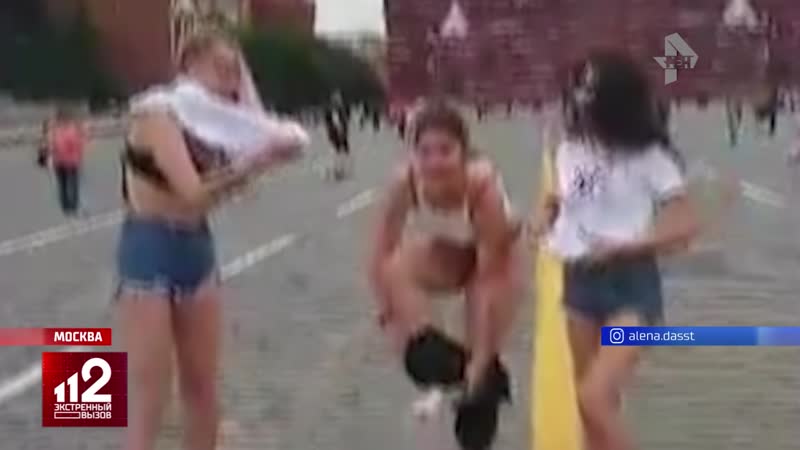 Три девушки блогера решили обнажиться прямо на красной площади