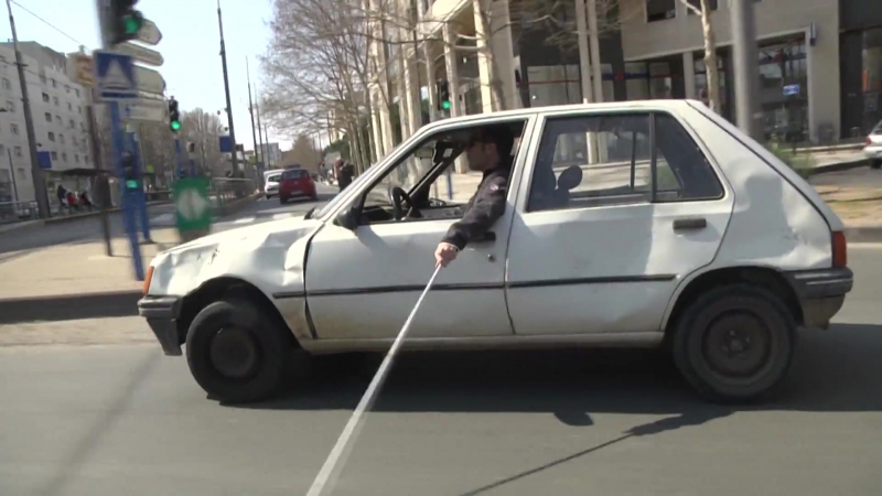 Пранкер заставил думать, что он слепой в неподходящих ситуациях