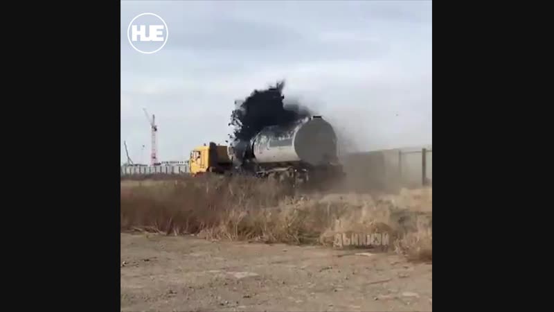 В якутии из танкера с нефтью забил фонтан