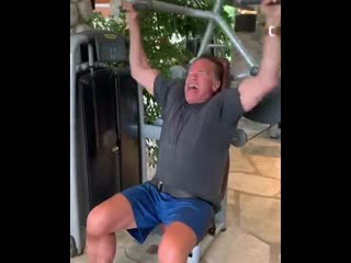 Арни тренирует спину