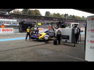 Oh nooo, @garypaffett with some problems at the #pitstop! #dtm #dtmfinale