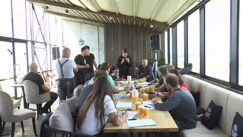 Смотрим в прямом эфире, как готовится домашняя колбаса