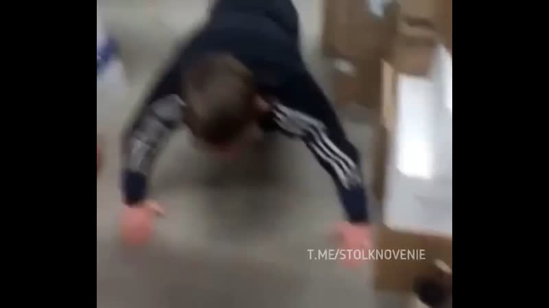 В «пятёрочке» охранники поймали местно воришку и заставили отжиматься со словами «не ворую больше в пятёрочке»