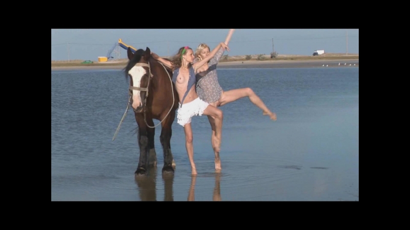 Жігіт анасының құрбысын ұрып тастады (видео)