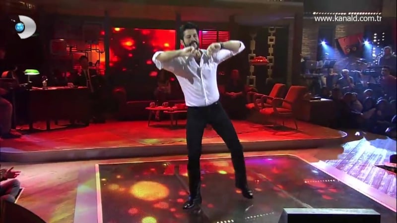 Бурак озчивит танцует