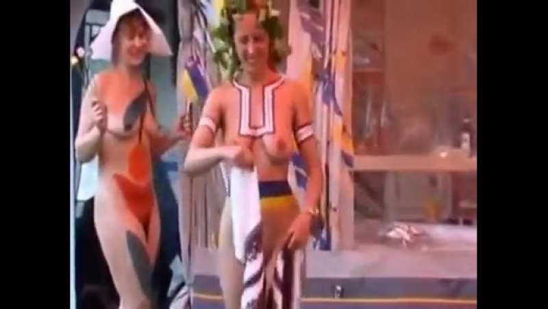 Как голые украинки встречали западных гостей