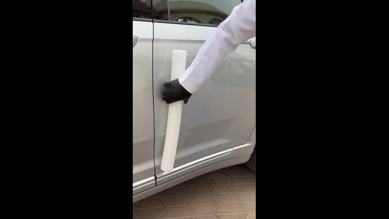 Арабский шейх распаковывает свою новую игрушку