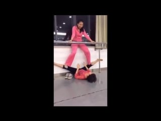 Sls растяжка по китайски 大の字で開脚した状態から両膝に乗られて泣き笑い