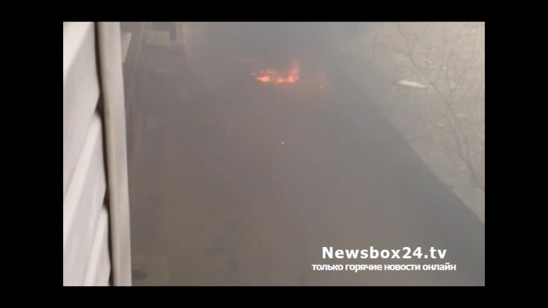 Жители многоэтажки на улице адмирала кузнецова сняли на видео, пожар в припаркованном микроавтобусе
