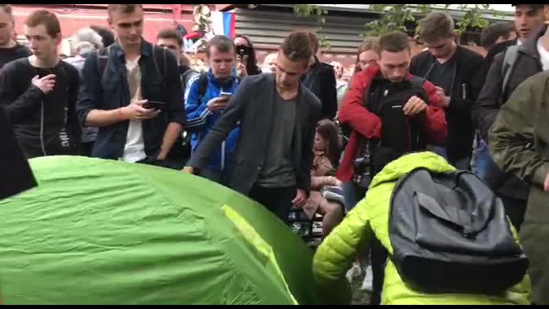 Как ставят палатку у мосгоризбиркома