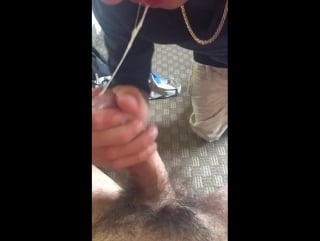 Ordenhando a rola do macho!