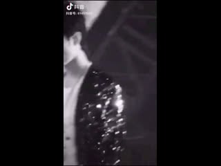 Сяо чжань делает уть головой