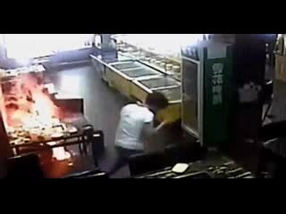 Официантка подожгла клиента vrpz mp4