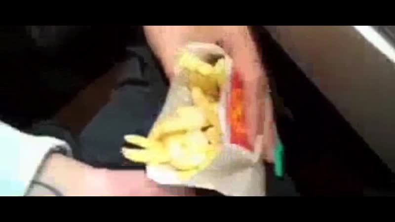 Девушка кушает картошку фри со спермой (cum, sperm, cumfood)