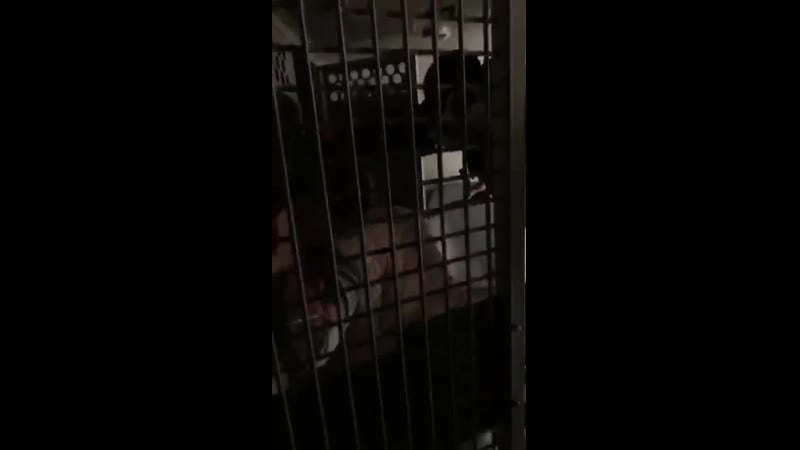 В питере бандиты в погонах жёстко задержали девушку