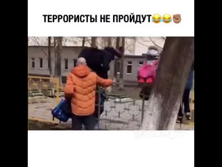 Заварили вход в школу