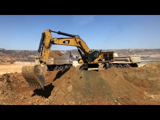 Cat 385c excavator loading trucks labrianidis sa“},“params“ {“allowfullscreen“ “true