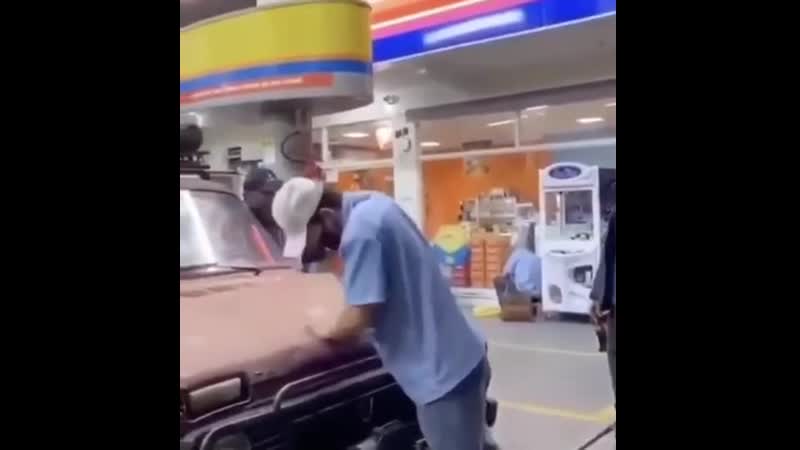 Сколько иностранцев нужно, чтобы открыть капот у «нивы»?