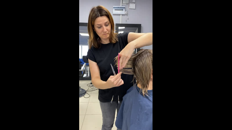 Студентки @mrs krn hair и @evgenia komarova строят технику слои 🔺🔺