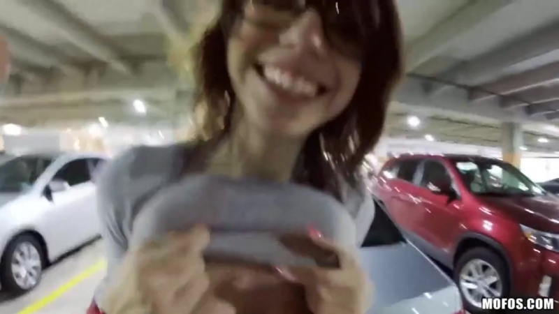 Немецкий мужик долбит шикарную брюнетку в жопу на катере