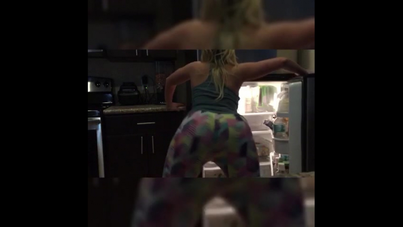 Молодые заценила жопу