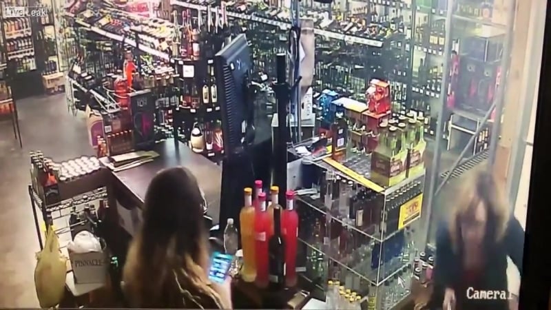 Сша неудачное ограбление винного магазина попало в объектив камеры наблюдения