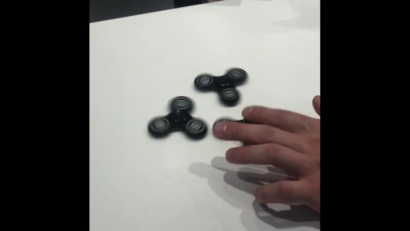 Когда на работу привезли демо спиннеры 😂😂😂 #москва москва 25 06 2017