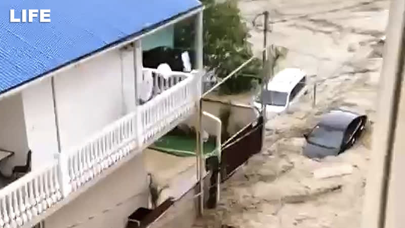 Потоп в сочи реки вышли из берегов, машины плывут, дома затоплены