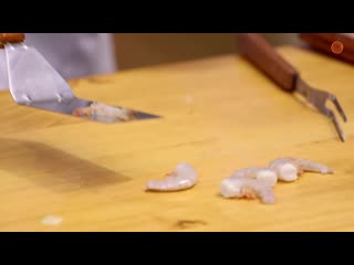 Heartbreaking hibachi chef tries to make meal on a regular table