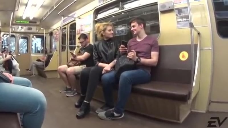 Девушка в минском метро садится незнакомым парням на колени