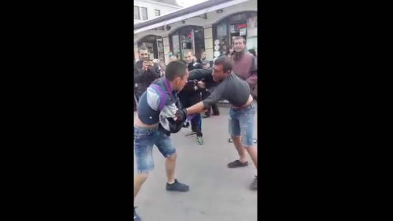 Бійка на станції київ пасажирський (драка двух хохлов за сало!)