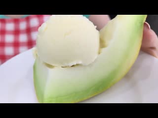 Простое мороженое из дыни, но нереально усное melon ice cream