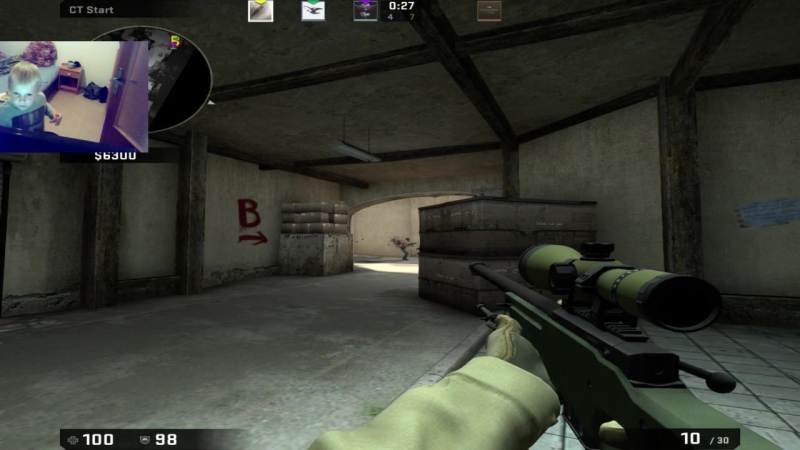 Младший брат врывается на стрим