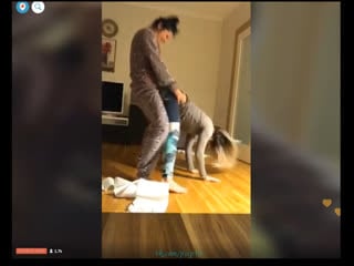 Две сексуальные девушки развлекаются и пьют periscope перископ