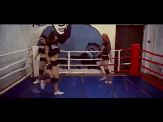 Трое сексуальных девушек танцуют тверкthree hot young girls dancing sexy twerk booty dance shake(1)