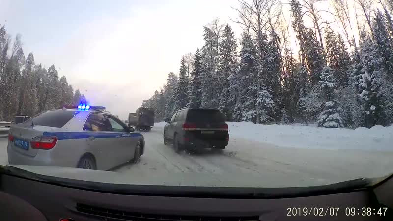 Амр со свитой нас догоняет патрульный автомобиль и сигналит, мы его пропускаем а там бах