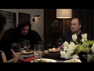 Джон в гостях у сэта seth brings jon snow to a dinner party late night with seth meyers