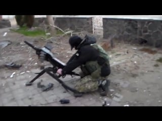 Бойцы чеченского батальона имени шейха мансура, вместе с командующим батальоном муслимом чеберлоевским, помогают украинским воен