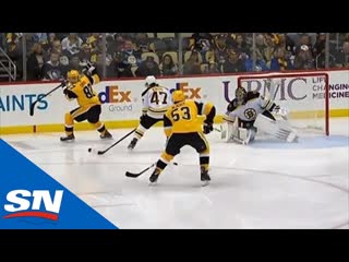 Sidney crosby goes between the legs on no look pass to feed teddy blueger