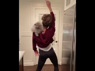 Кейт бекинсейл танцует со своей кошкой