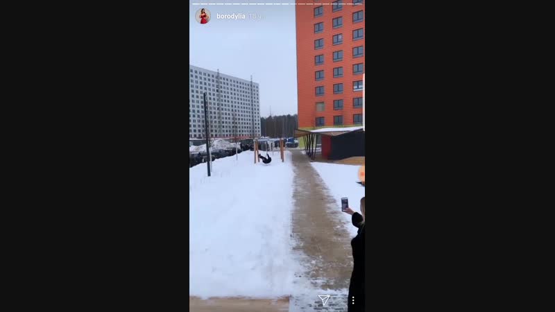 Курбан омаров катается на тарзанке, а ксюша смеётся