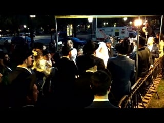 Cantor arye leib hurwitz and family singing mi adir in front of 770