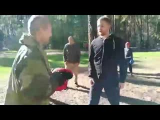 9 неожиданный толчок в грудь, снимаем телом и одновременно отвечаем ударом