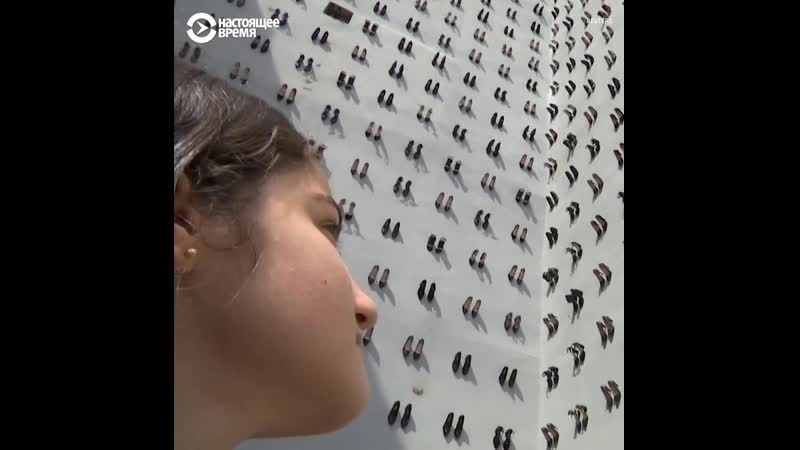 Зачем в турции приклеили туфли на стену дома?