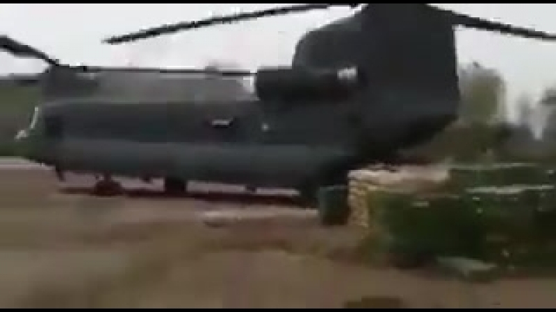 مروحيات سلاح الجو التابعه للتحالف العربي تقوم بإيصال الامدادات العسكرية والتموينية للقوات المسلحة والمقاومة في الخطوط الأمامية