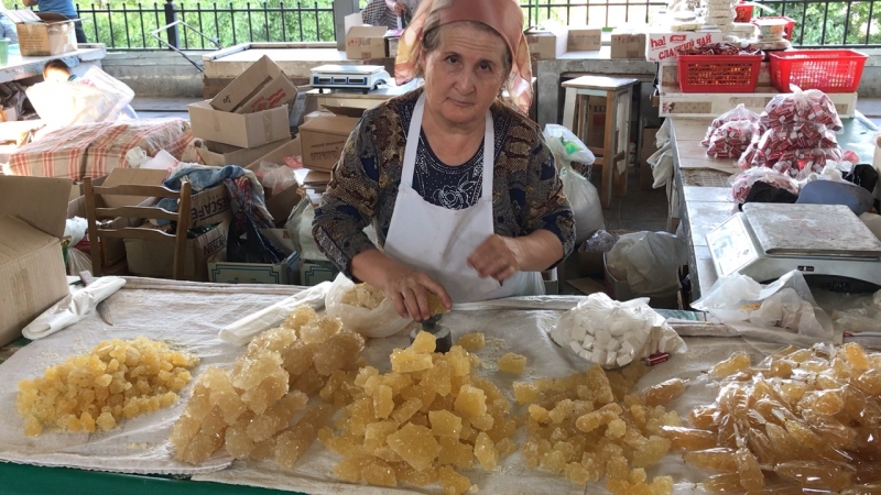 Бабушка колет нават (узбекский сахар)