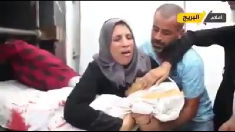 Мать 18 летнего абдурахмана, который был убит в газзе яхудами, не хочет отпускать сына уговорить её пытается муж, который с